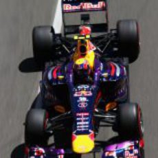 Mark Webber afronta las curvas del trazado de Mónaco