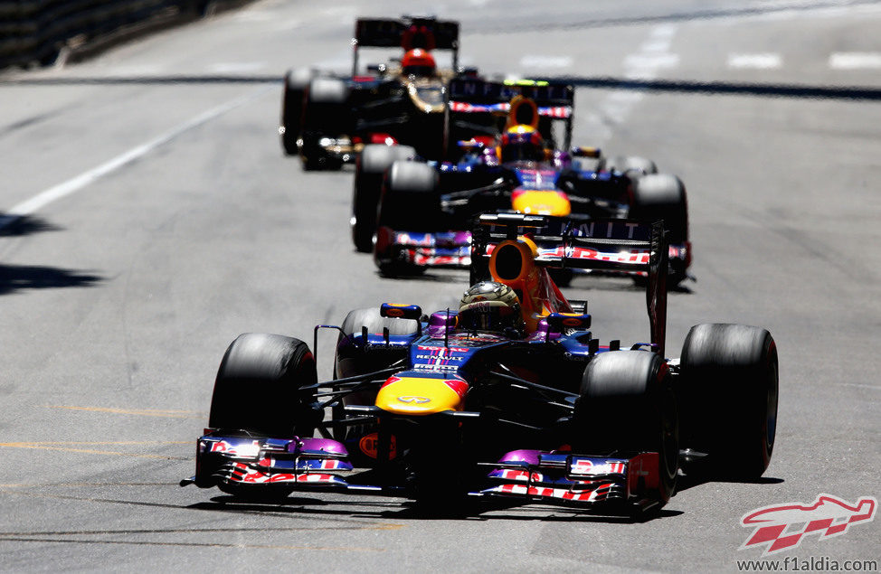Sebastian Vettel a los mandos de su RB9 por las calles de Mónaco