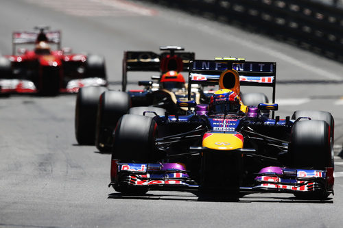 Mark Webber rueda por delante de Räikkönen en el GP de Mónaco 2013