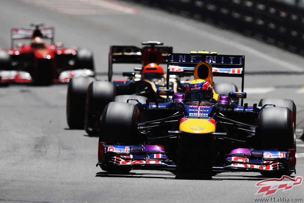 Mark Webber rueda por delante de Räikkönen en el GP de Mónaco 2013