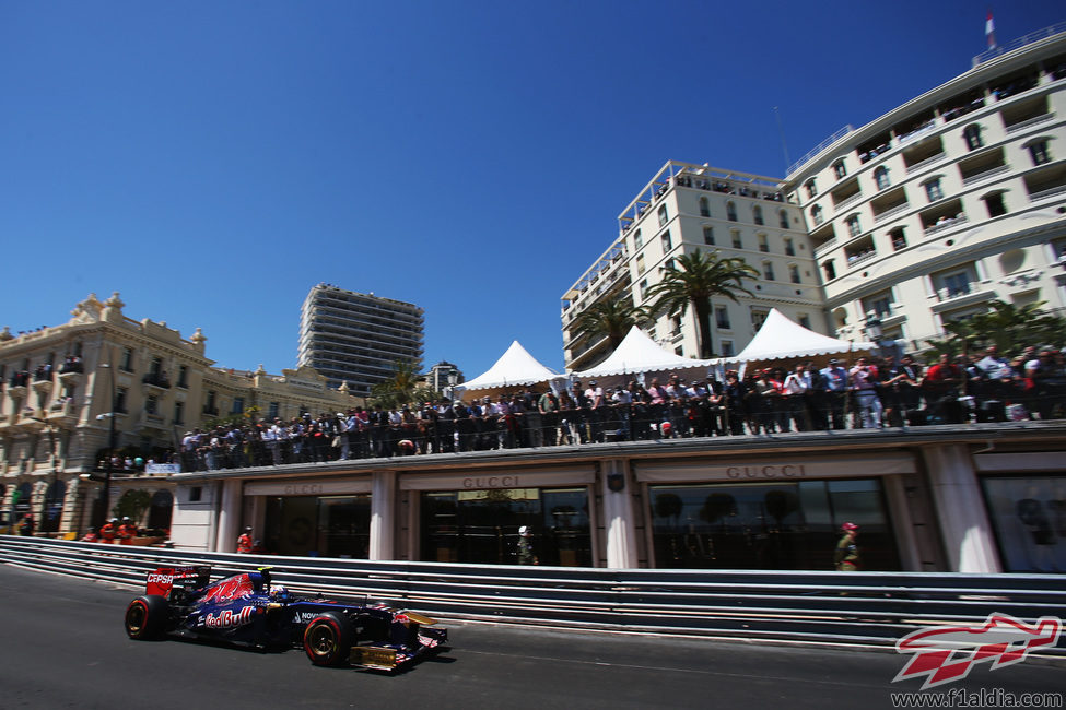 Daniel Ricciardo fue embestido por Grosjean