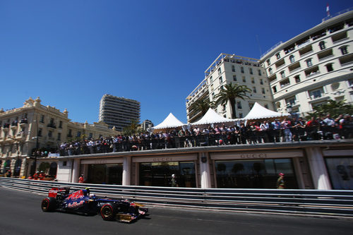 Daniel Ricciardo fue embestido por Grosjean