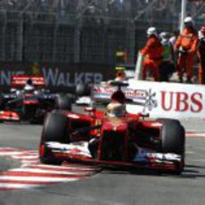 Fernando Alonso afronta una de las curvas del trazado monegasco