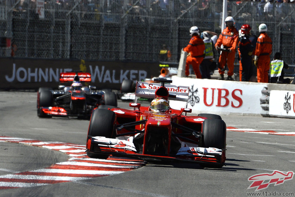 Fernando Alonso afronta una de las curvas del trazado monegasco