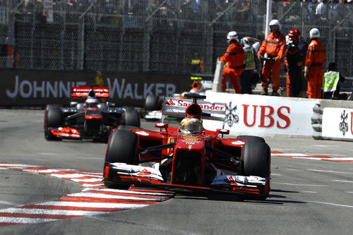 Fernando Alonso afronta una de las curvas del trazado monegasco