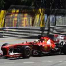 Fernando Alonso afronta la primera curva del GP de Mónaco