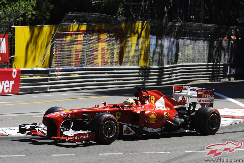 Fernando Alonso afronta la primera curva del GP de Mónaco