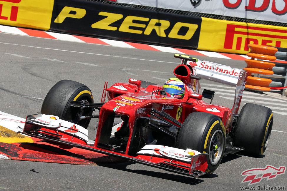 Felipe Massa vuela por uno de los pianos del trazado de Mónaco