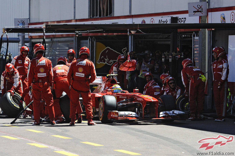 Parada en boxes para Felipe Massa durante el GP de Mónaco 2013