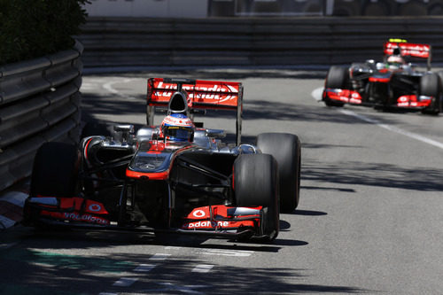 Jenson Button avanza por delante de su compañero