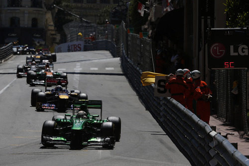 Giedo van der Garde lidera el tren de coches