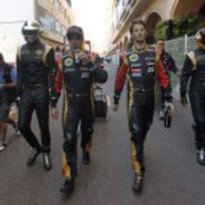 Daft Punk con los pilotos de Lotus, en formación