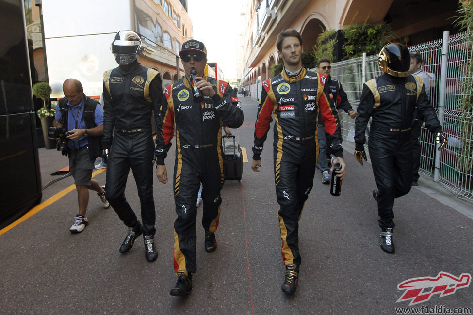Daft Punk con los pilotos de Lotus, en formación