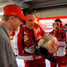 Ron Howard echa un vistazo al casco de Alonso