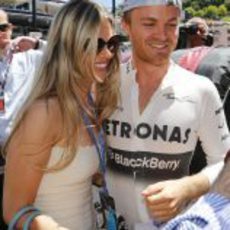 Nico Rosberg celebra su victoria con su novia Vivian