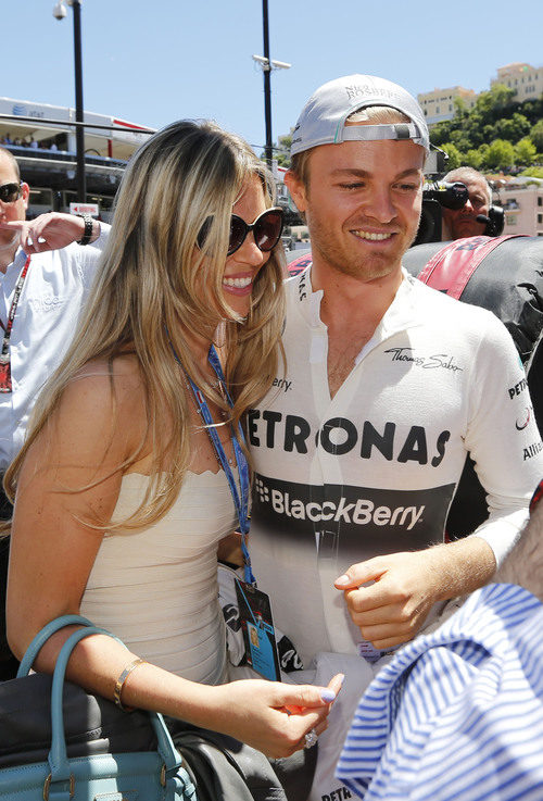Nico Rosberg celebra su victoria con su novia Vivian