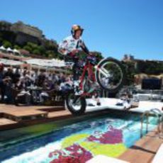 Dougie Lampkin salta sobre la piscina de Red Bull