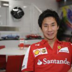 Kamui Kobayashi, de rojo, en el motorhome de Ferrari