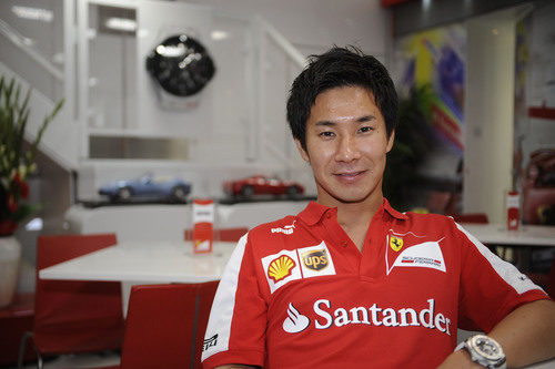 Kamui Kobayashi, de rojo, en el motorhome de Ferrari