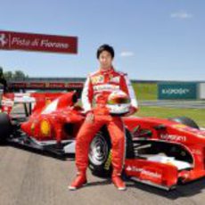 Kamui Kobayashi posa con el F10 en Fiorano