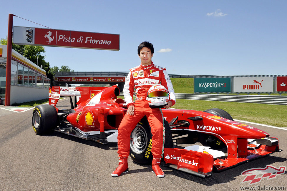 Kamui Kobayashi posa con el F10 en Fiorano