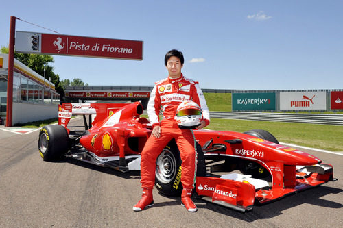 Kamui Kobayashi posa con el F10 en Fiorano