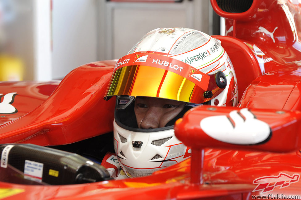 Casco con los patrocinadores de Ferrari