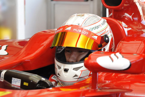 Casco con los patrocinadores de Ferrari