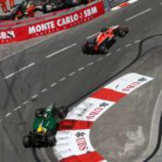 Jules Bianchi por delante de Giedo van der Garde en Mónaco