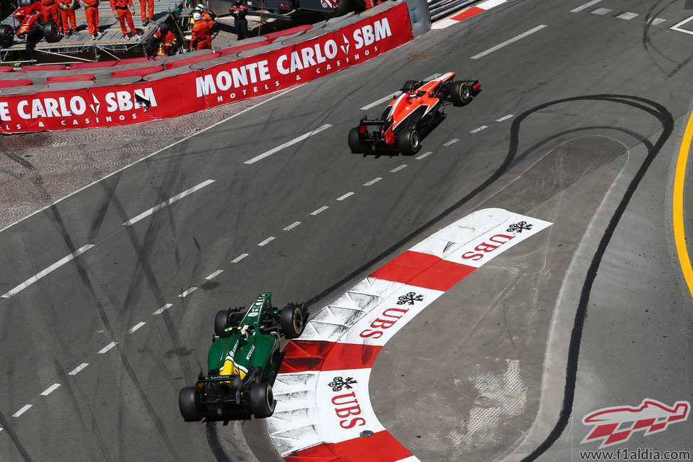 Jules Bianchi por delante de Giedo van der Garde en Mónaco