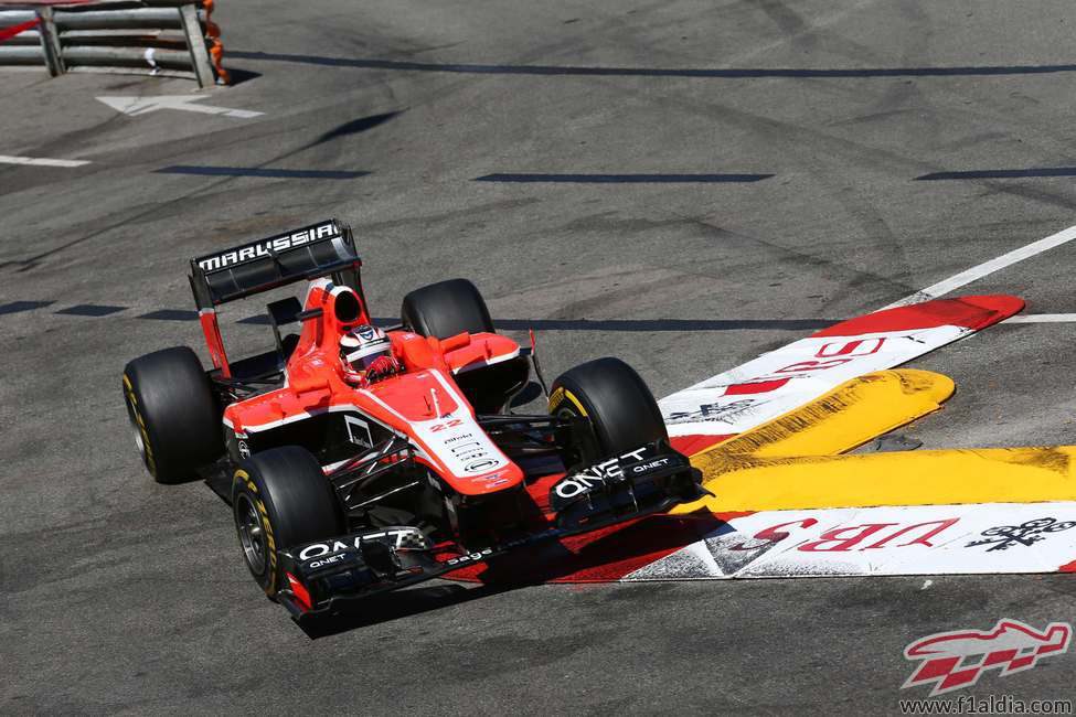 Jules Bianchi se sube por los pianos