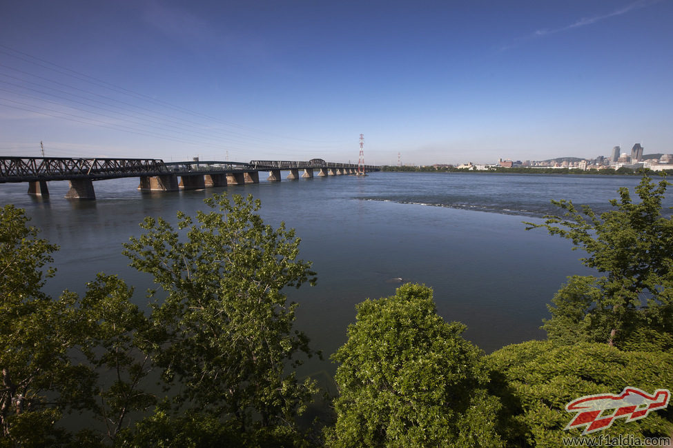 Paisaje precioso del puente de Montreal