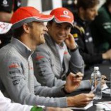 Jenson Button y Sergio Pérez firman autógrafos a los aficionados