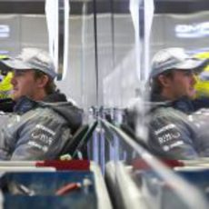 Nico Rosberg, pensativo en el box de Mercedes