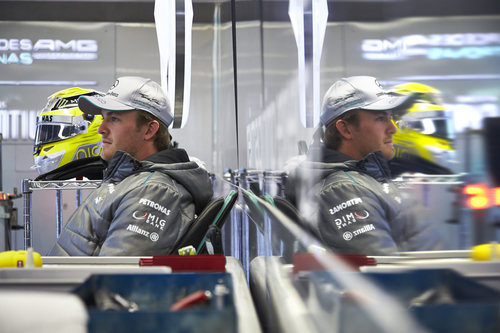 Nico Rosberg, pensativo en el box de Mercedes