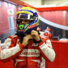 Felipe Massa se ajusta el casco