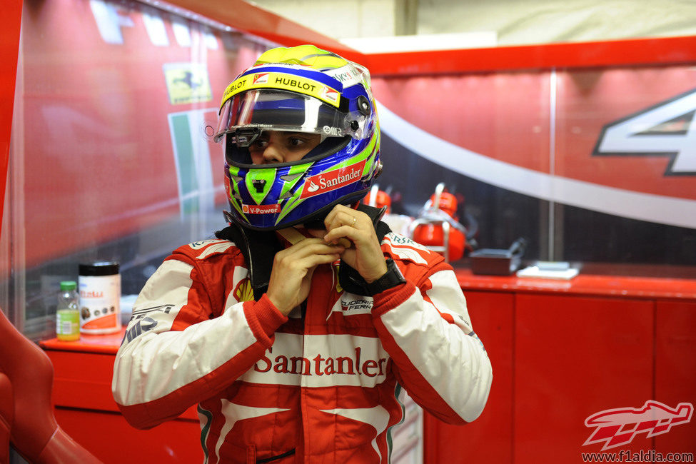 Felipe Massa se ajusta el casco