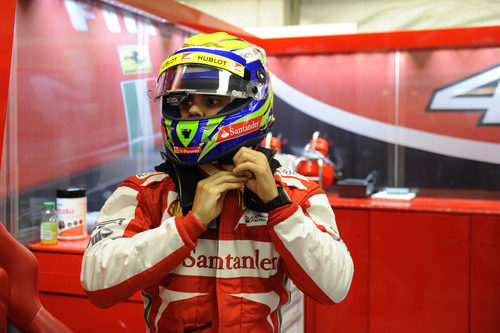 Felipe Massa se ajusta el casco