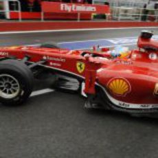 Fernando Alonso sale del box de Ferrari