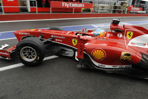 Fernando Alonso sale del box de Ferrari