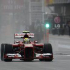 Felipe Massa rueda bajo la lluvia