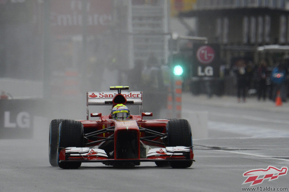 Felipe Massa rueda bajo la lluvia