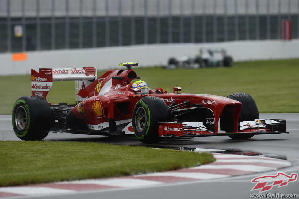 Felipe Massa rueda en una encharcada pista