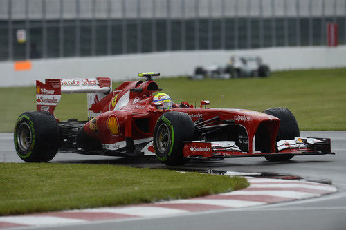 Felipe Massa rueda en una encharcada pista