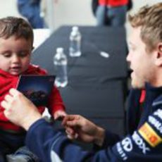 Sebastian Vettel le firma un autógrafo a un niño