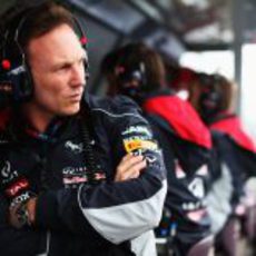 Christian Horner observa la pista desde el muro