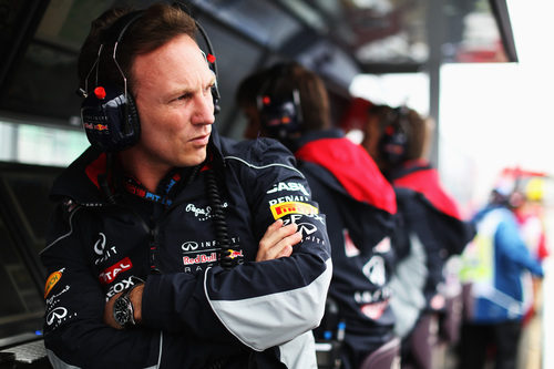 Christian Horner observa la pista desde el muro