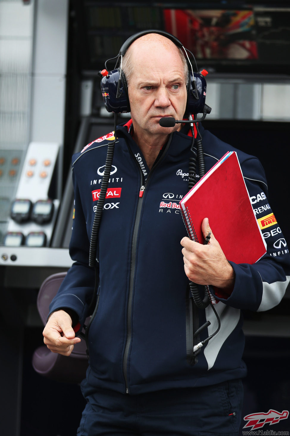 Adrian Newey camina con su famosa carpeta roja