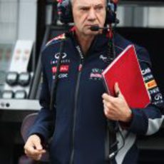 Adrian Newey camina con su famosa carpeta roja