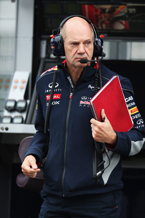 Adrian Newey camina con su famosa carpeta roja